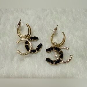 Elegant Gold and Black Interlocked Hoop Earrings